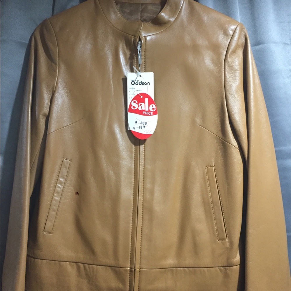 Short zippered leather jacket
